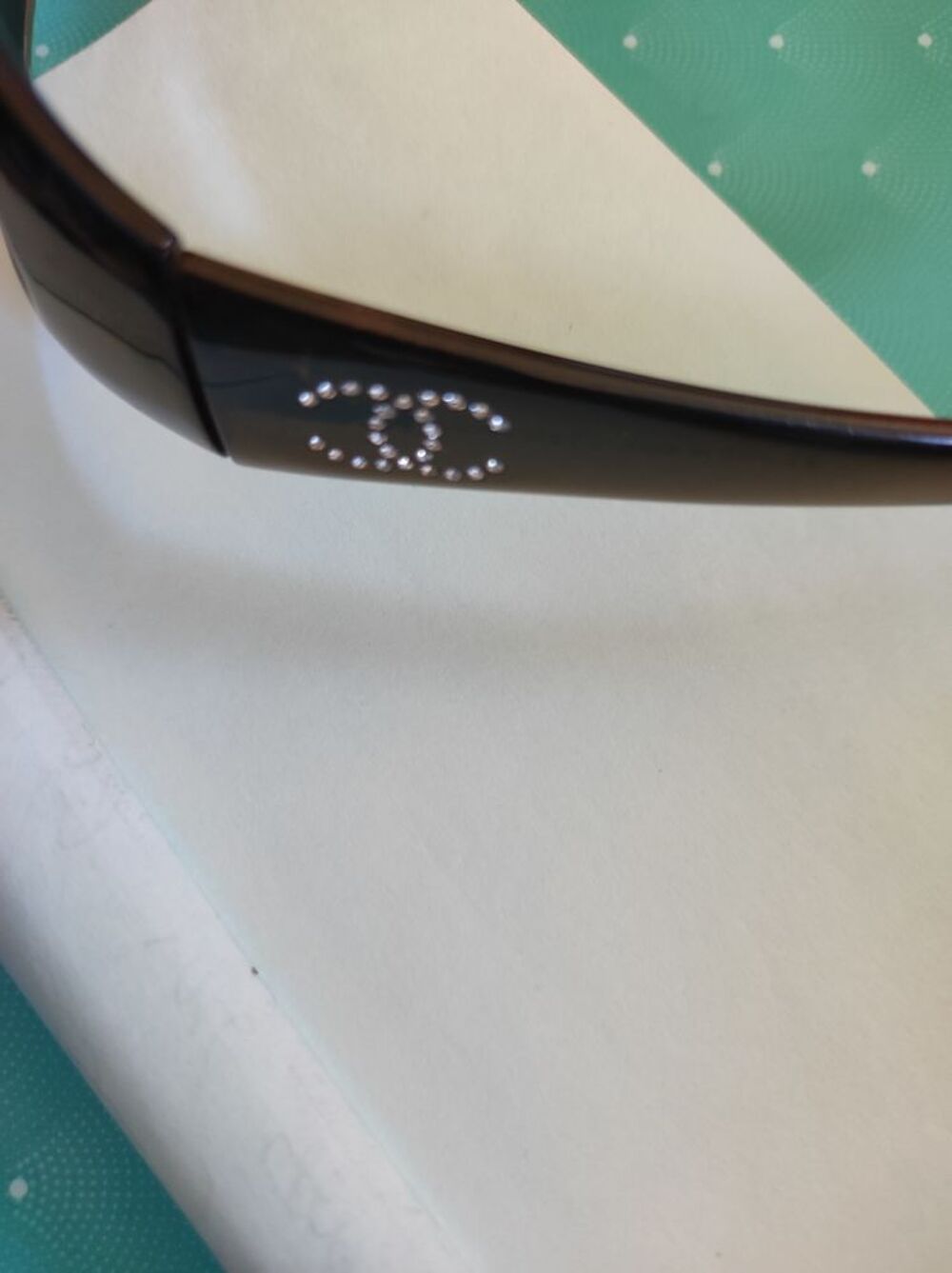 Magnifique paire de lunettes Vintage 
Chanel avec strass 