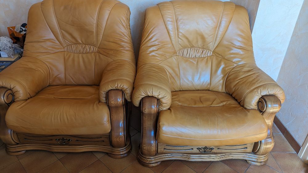 Fauteuils en cuir et ch&ecirc;ne. Meubles