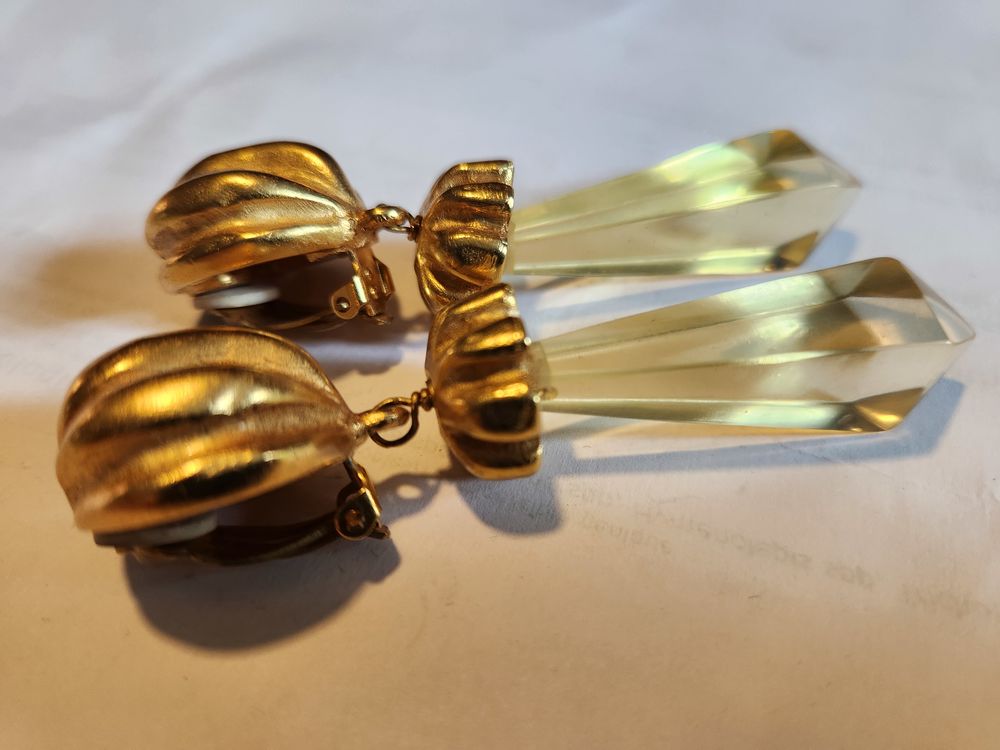 BO Clip Dor&eacute; Godron LANVIN + pendant long translucide Bijoux et montres