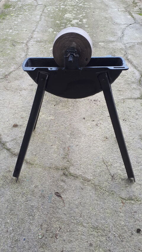 meules � eau en bon �tat et repeinte. 75 Plouay (56)