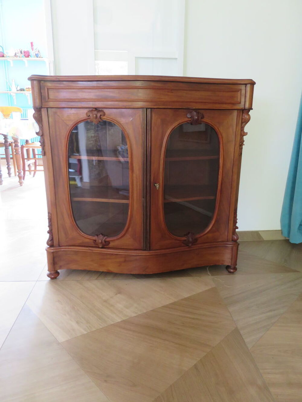 Buffet bas -Vitrine-Fa&ccedil;ade galb&eacute;e- Bois sculpt&eacute;-2 portes Meubles