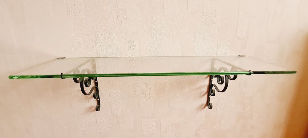 ETAGERE MURALE EN VERRE ET SUPPORT DE FIXATION EN BRONZE
Meubles