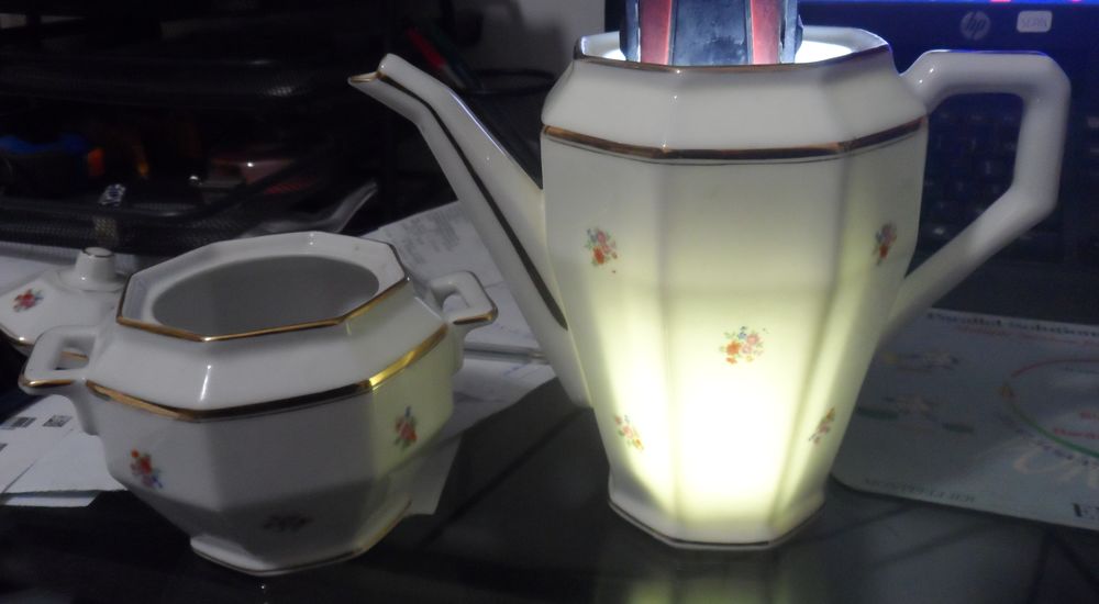 Th&eacute;i&egrave;re et sucrier porcelaine surlign&eacute;e d'un filet d?or fin Cuisine
