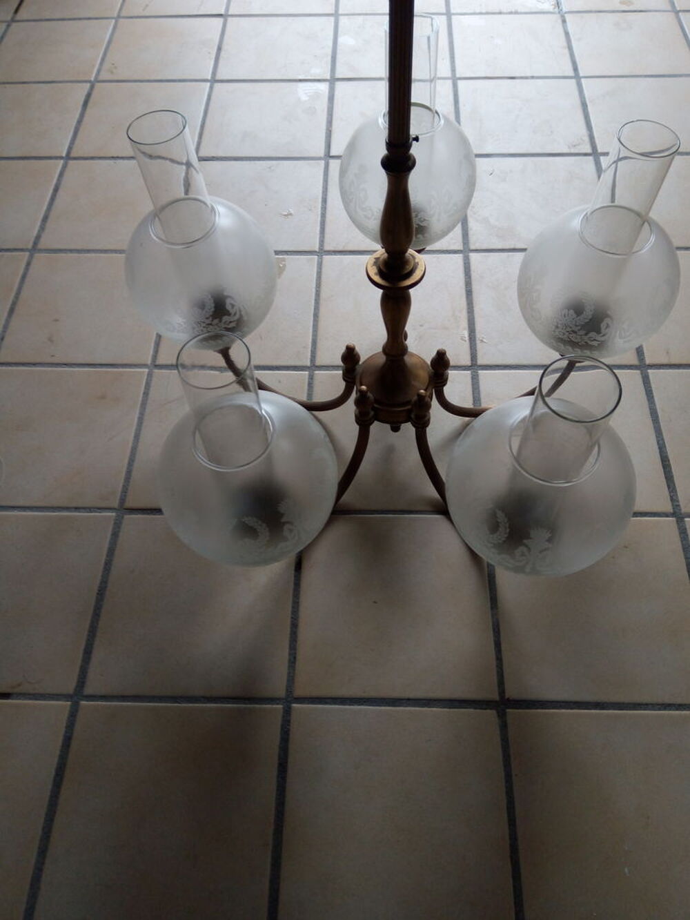 Tr&egrave;s beau lustre. Décoration