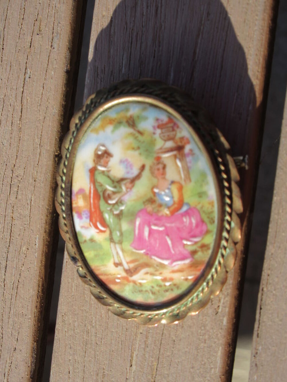 Broche ancienne en porcelaine de Limoges Bijoux et montres