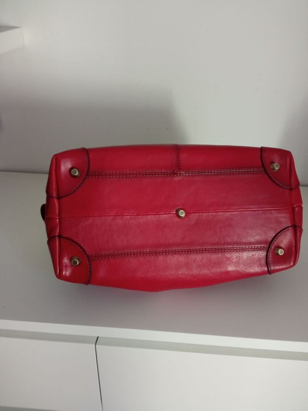 sac cuir rouge/bordeaux neuf avec etiquette. Maroquinerie