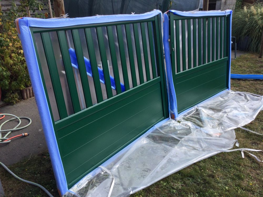 Tr&egrave;s beau portail alu ral 6005 Jardin