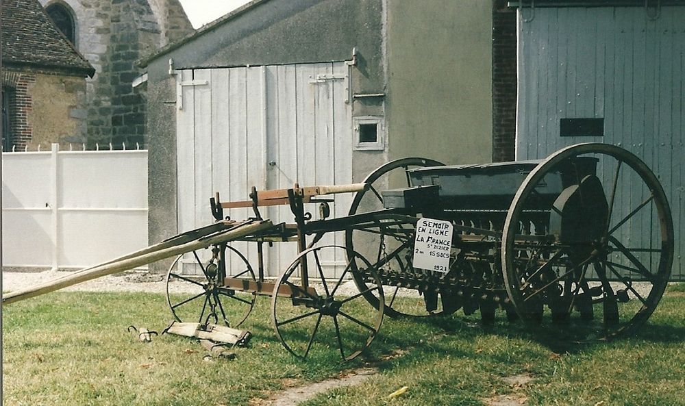   Semoir trainé par des chevaux  