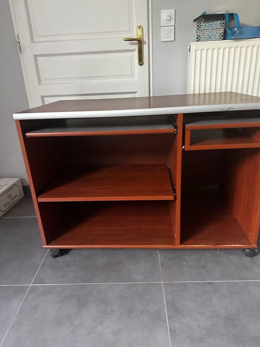 bureau de travail op&eacute;rationnel Meubles