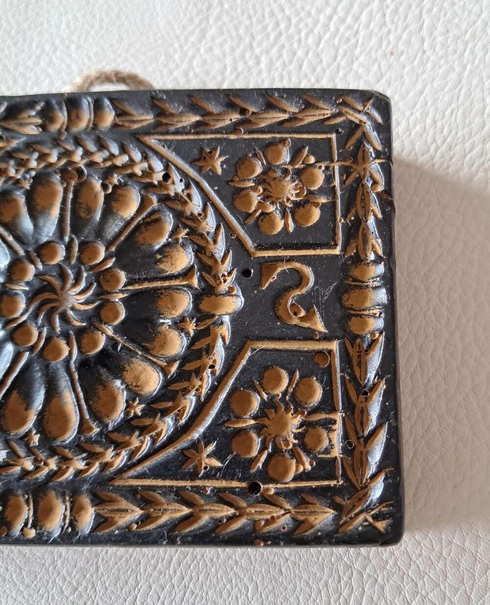 moule d&eacute;coratif en cire dure avec attache murale 
Décoration