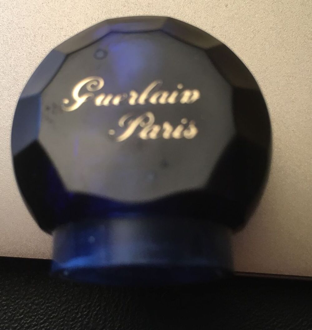 plusieurs bouchons de parfum GUERLAIN 