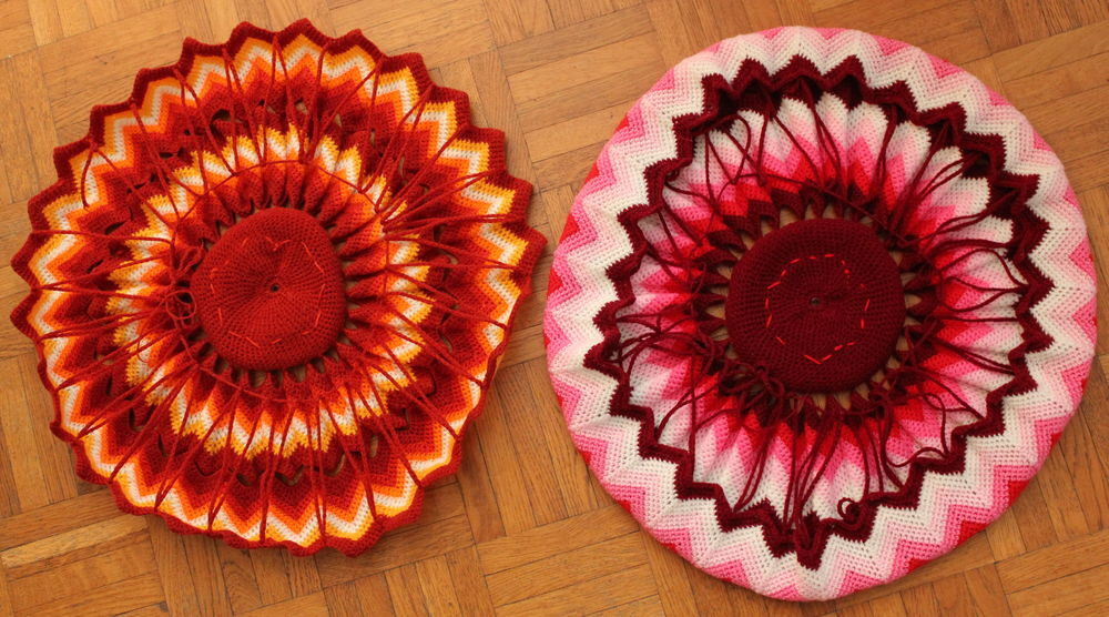 Housses de coussins tricot&eacute;s main vintage 70 fleurs pop D�coration