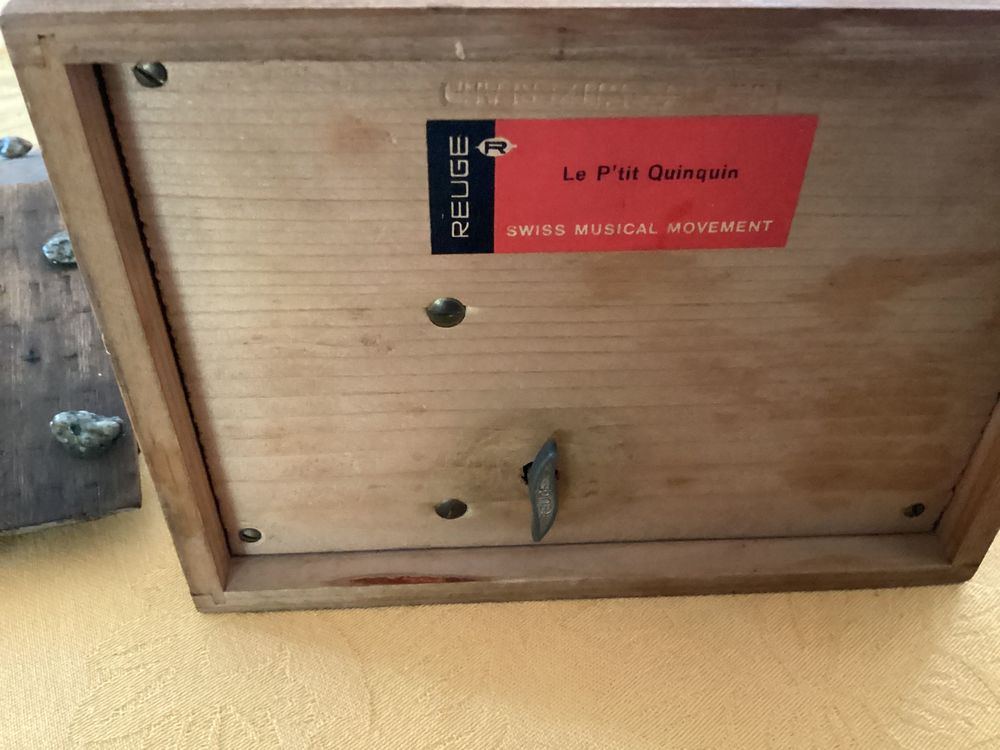 Bo&icirc;te &agrave; bijoux musicale REUGE €" Chalet en bois €" €oeLe P'tit Quinquin" €" &agrave;€ r&eacute;parer 