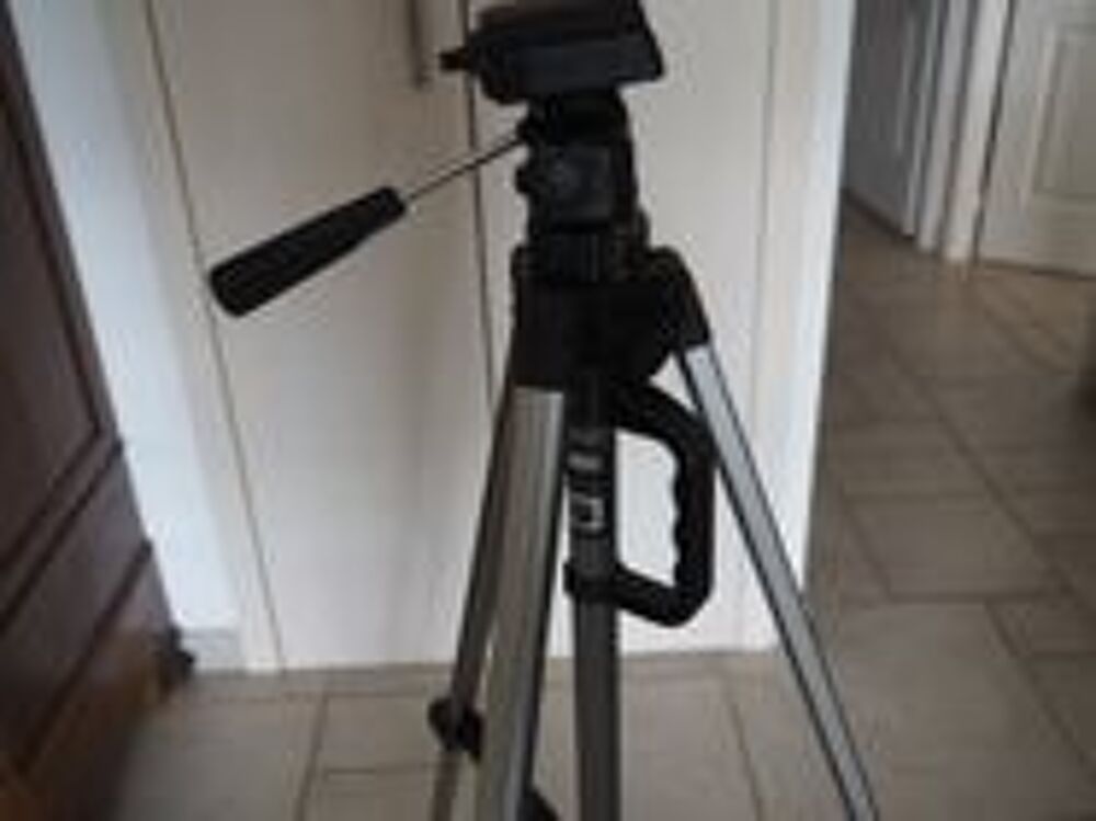 Tr&eacute;pied appareil photos. Photos/Video/TV