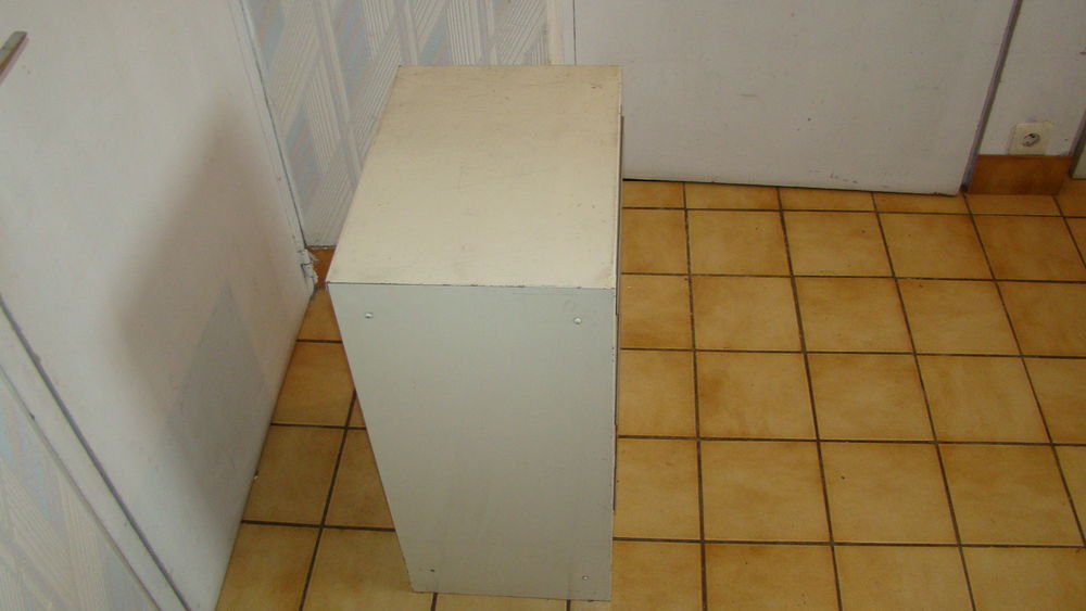Meuble / classeur m&eacute;tallique &agrave; clapets vintage ann&eacute;es 1970 
Meubles