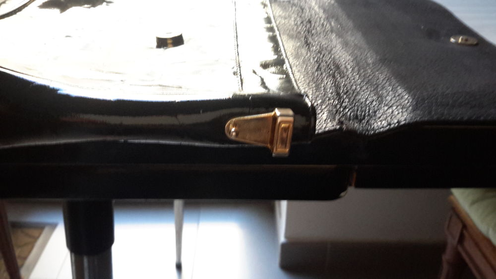 Sac &agrave; main / pochette vernis Marque Apollo
Tr&egrave;s bon &eacute;tat Maroquinerie