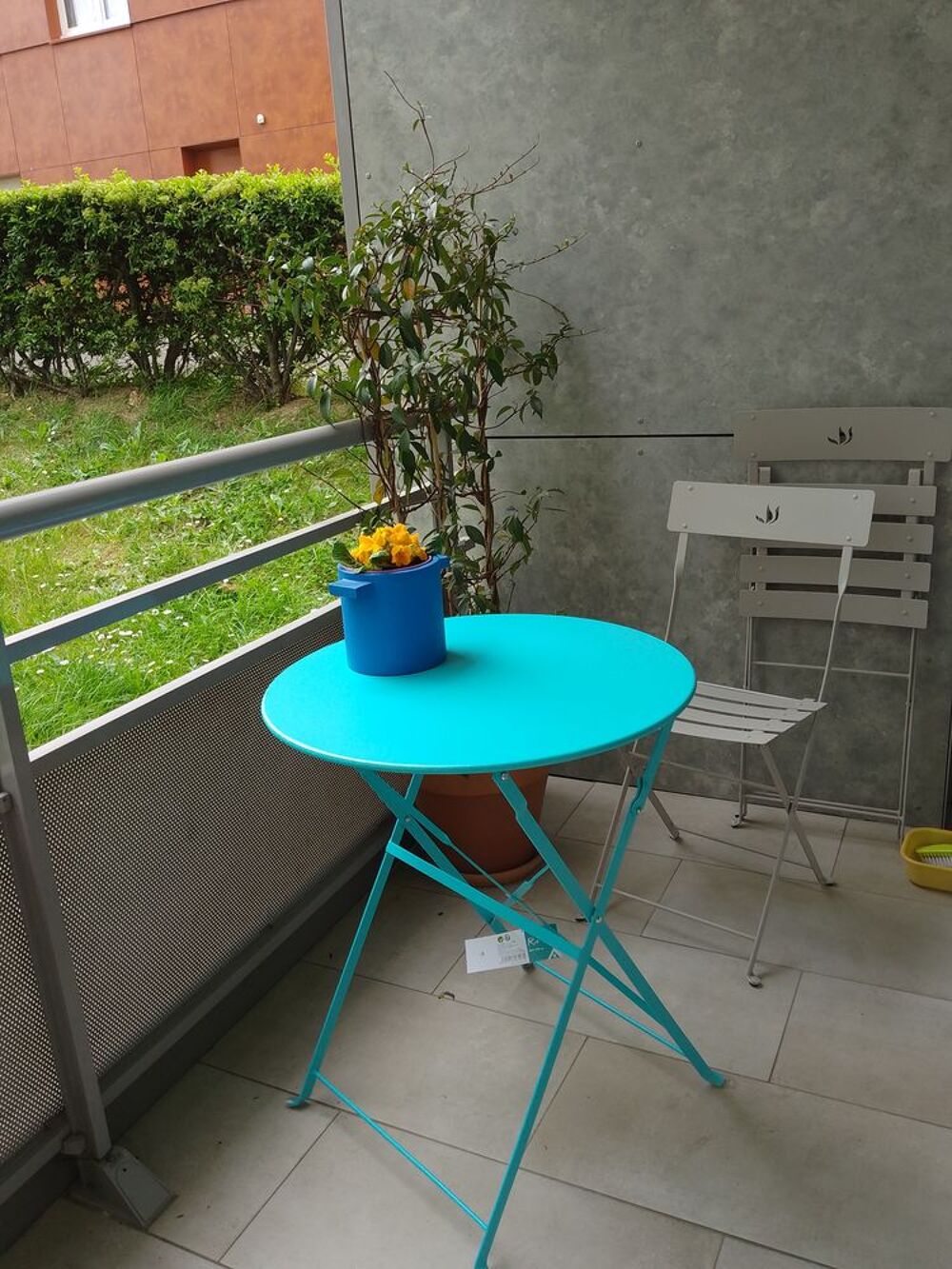 Table ronde de balcon turquoise 
Jardin
