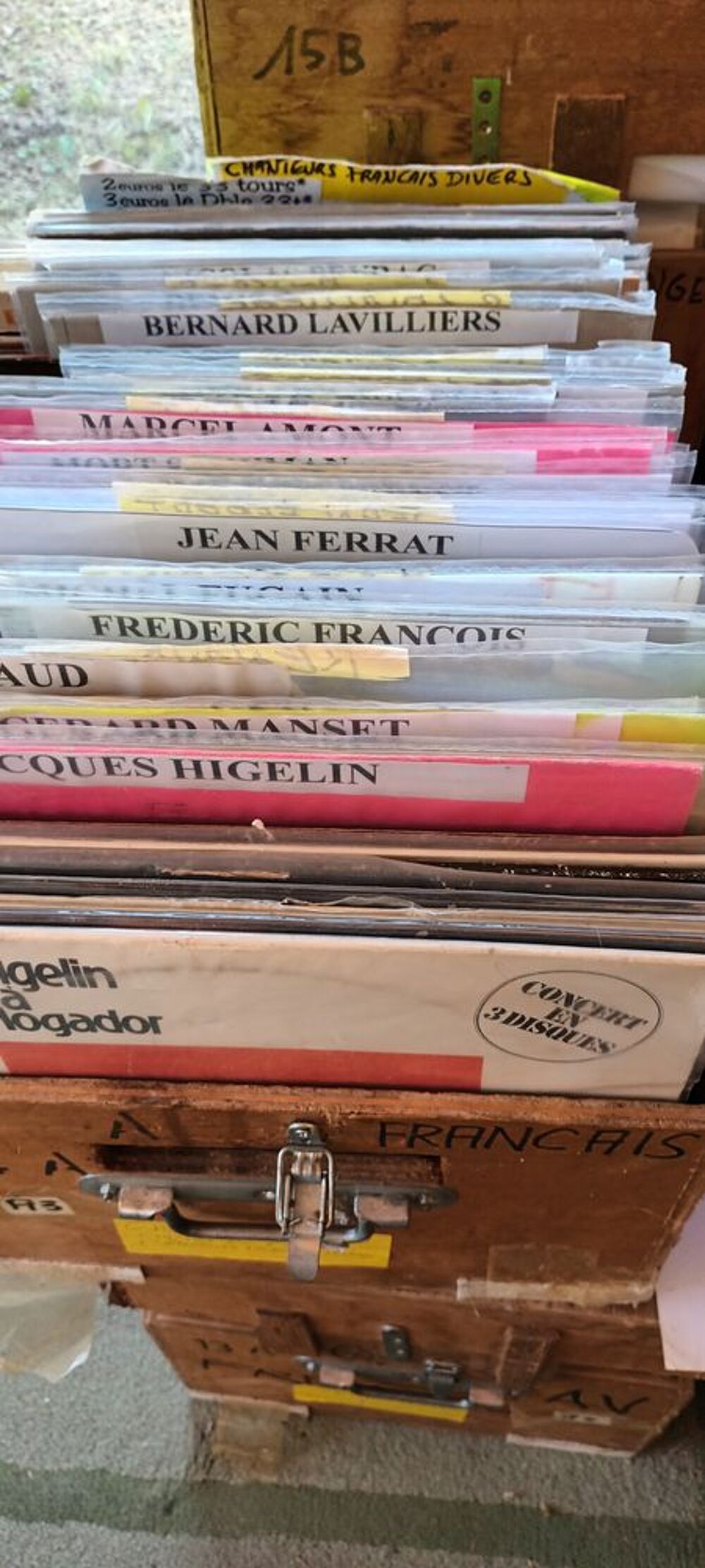 - de nombreux disques 45t 33t tous styles t CD et vinyles