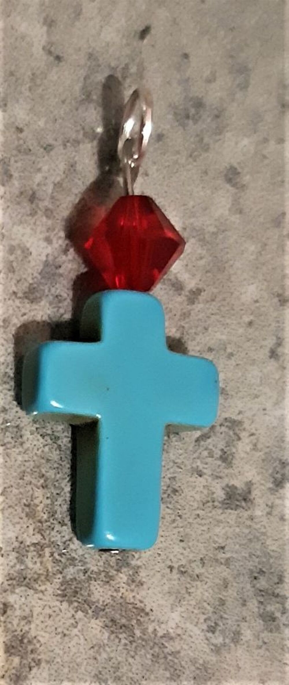 pendentif croix avec un cristal rouge profond Bijoux et montres