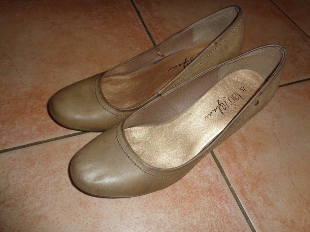 Escarpins taupe P40 quasi neufs &agrave; 10 euros Chaussures