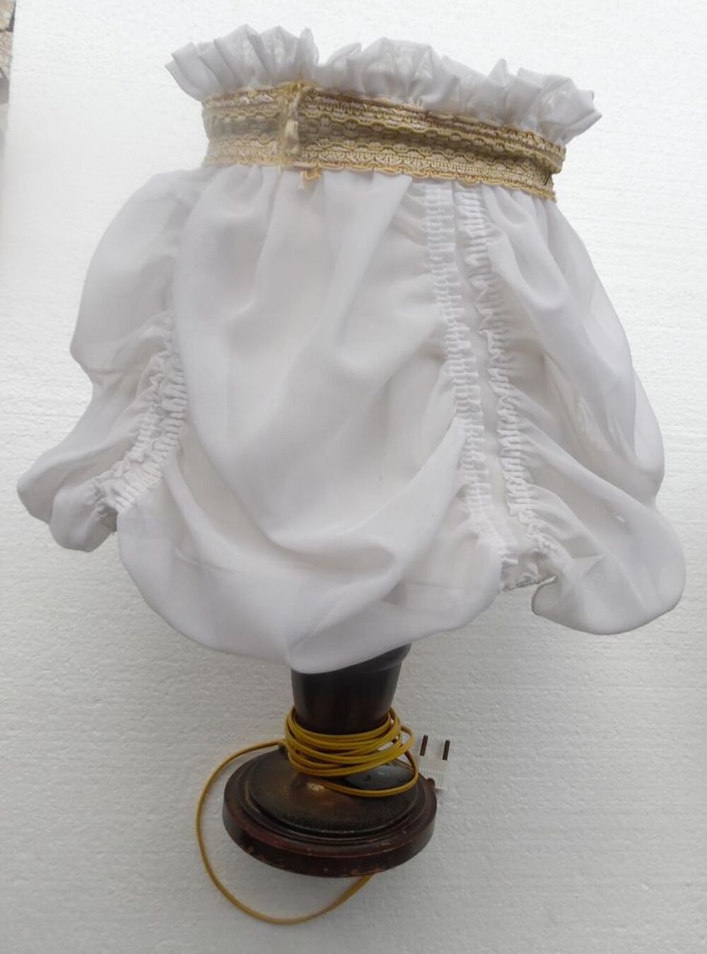 Lampe de chevet ancienne en m&eacute;tal vieilli et abat-jour Décoration