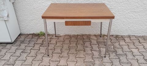 Nous vendons une table Formica avec 2 rallonges en T.B.E
55 Bourg-lès-Valence (26)
