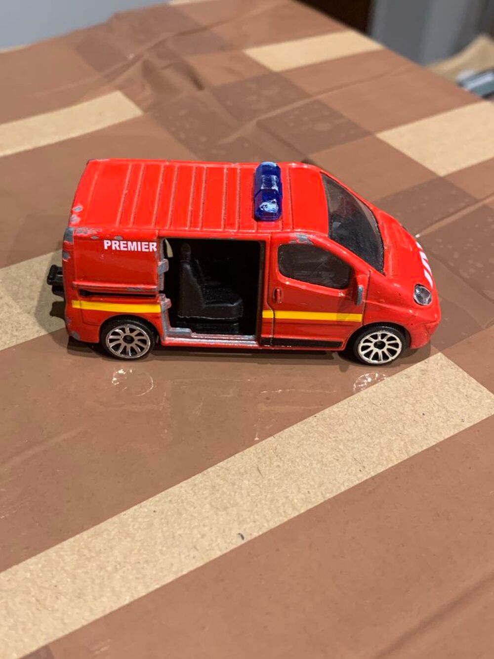 V&eacute;hicule pompier de Paris Majorette \'\' Renault trafic secours 18 \'\' 
