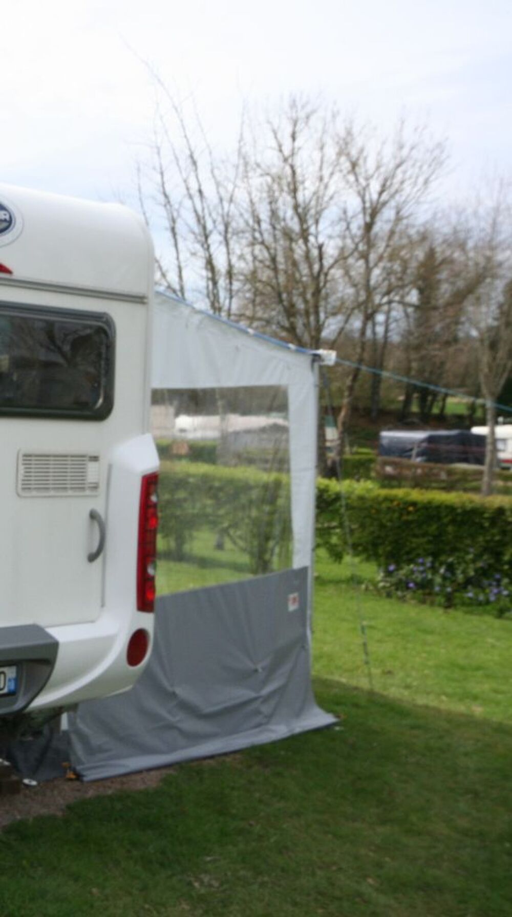 2 cot&eacute;s pour camping car Meubles