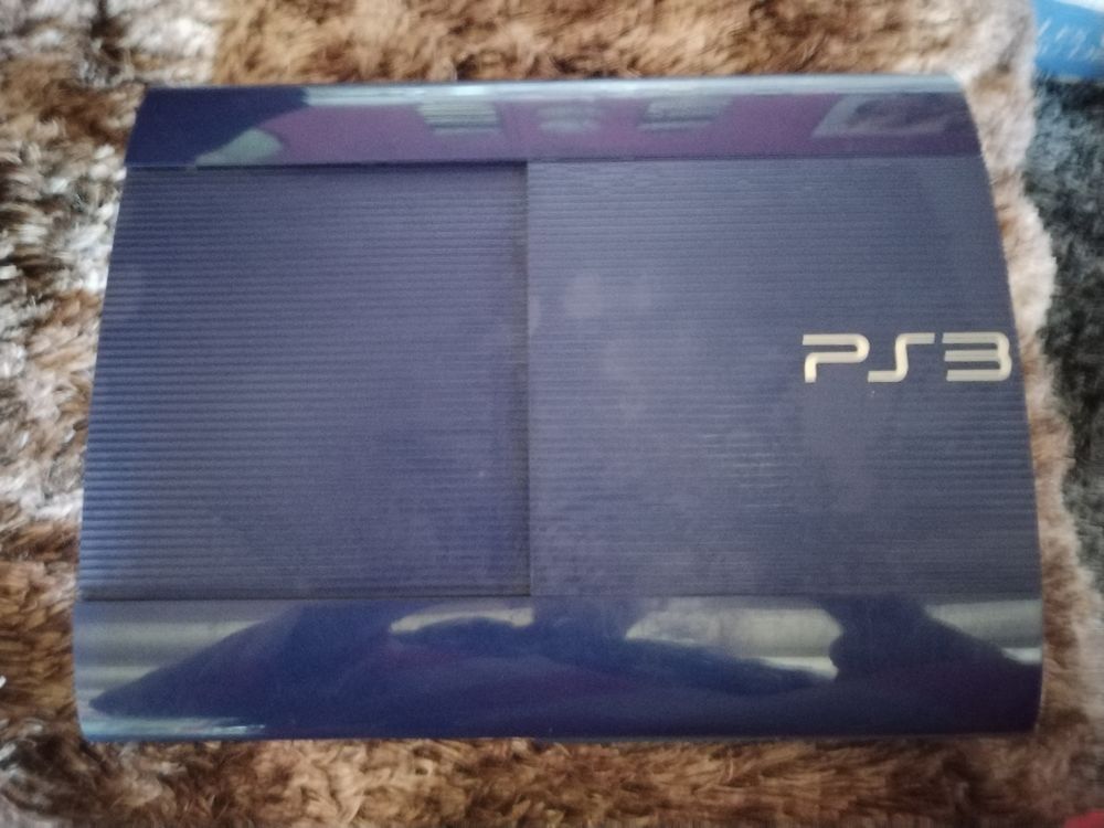 PS3 TRES BONNE ETAT +DEUX POIGN&eacute;s +un jeux Consoles et jeux vidéos