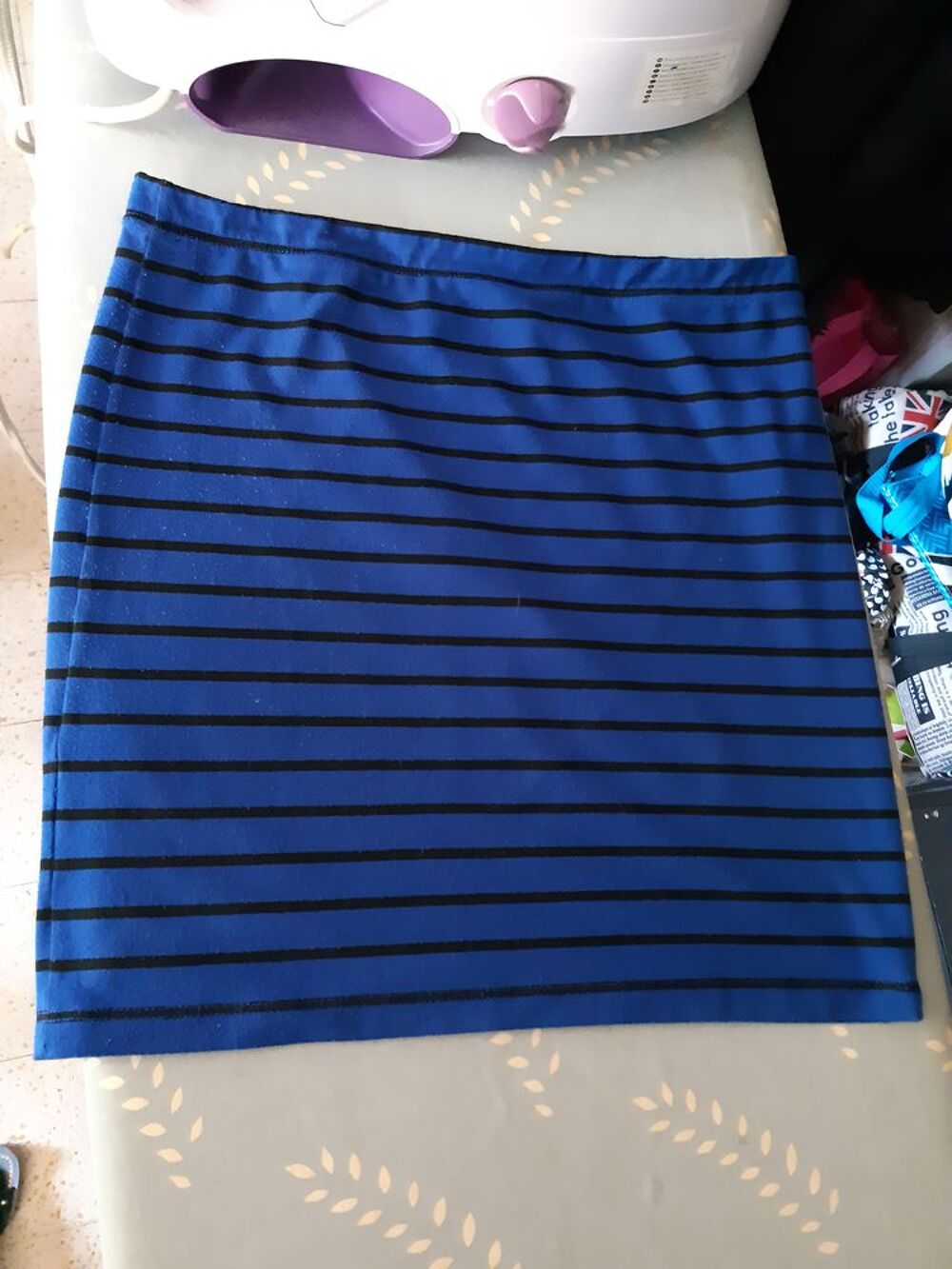  JUPE tuyau bleu roi, a rayure noire TAILLE S / M 
Vêtements