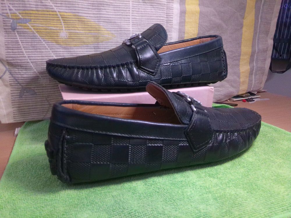 mocassins Vuitton taille 40,en cuir noir vintage. Chaussures