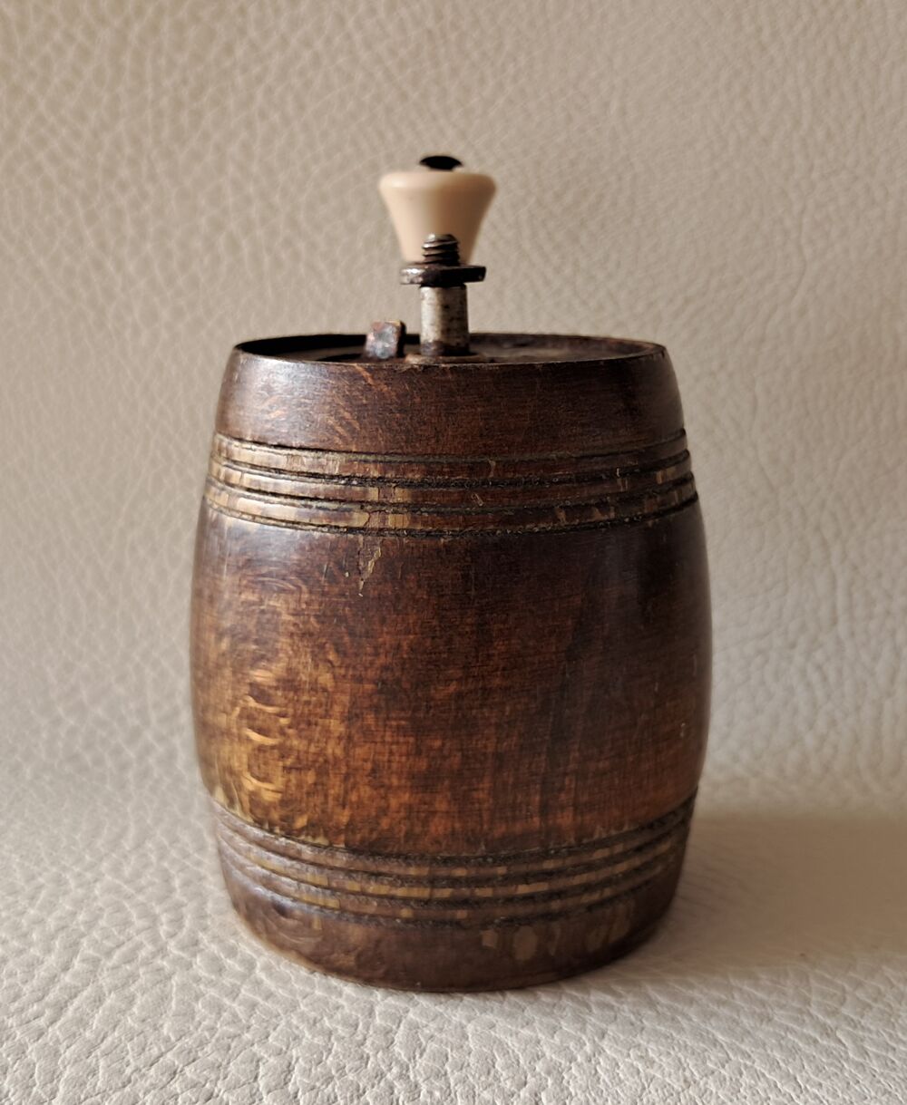 ancien moulin &agrave; poivre en bois en forme de tonneau 
marlux 
