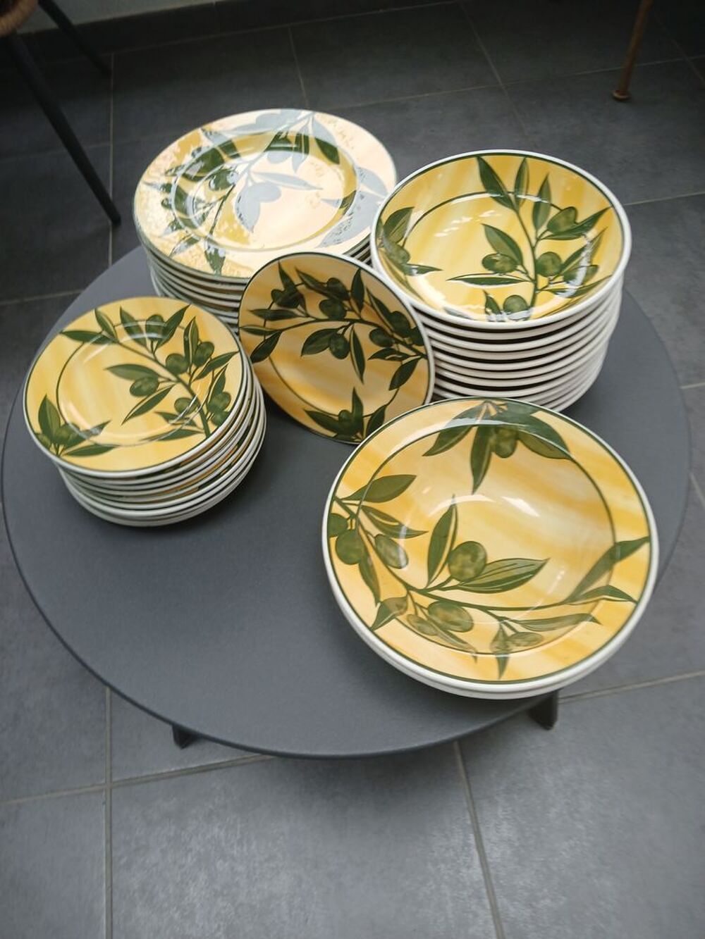 lot de vaisselle en fa&iuml;ence d&eacute;cor&eacute;e Cuisine