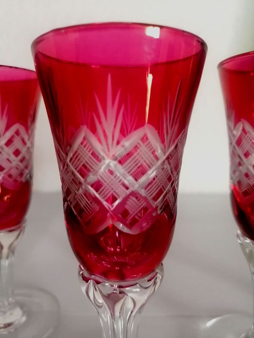 Lot de 4 tr&egrave;s beaux verres &agrave; liqueur en cristal cisel&eacute; Décoration