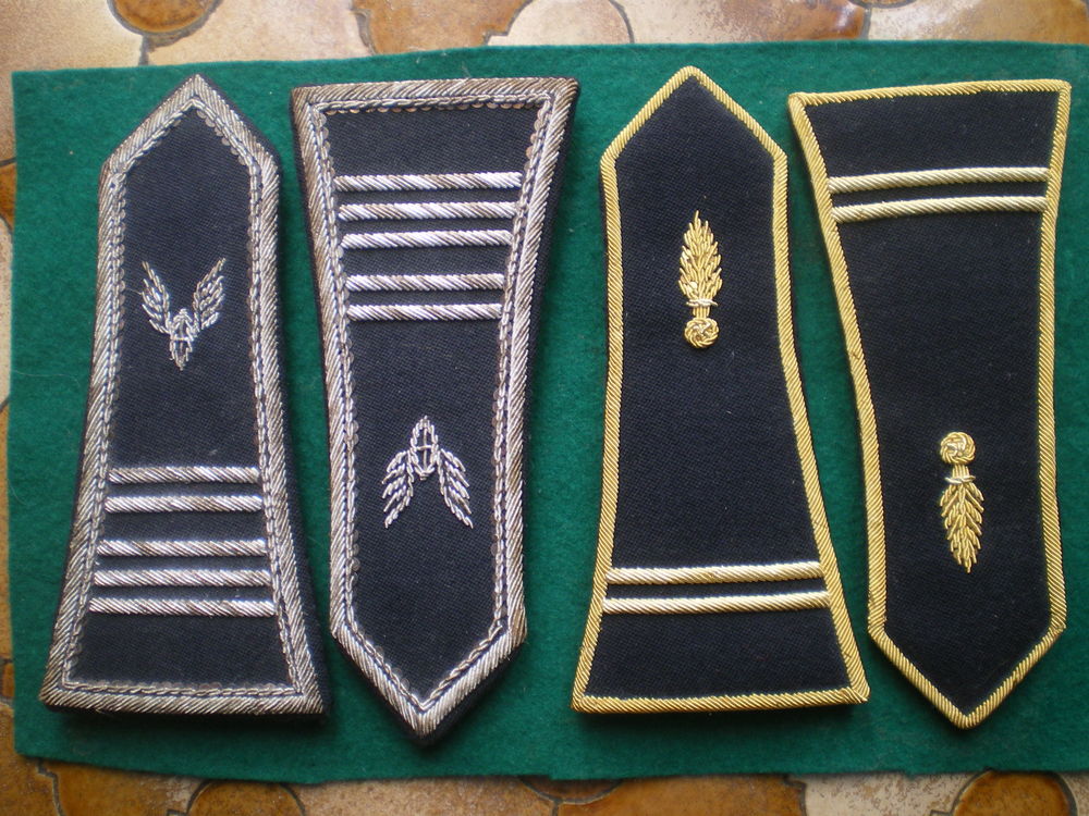 Epaulettes de tenue de gala et diverses armes. 
