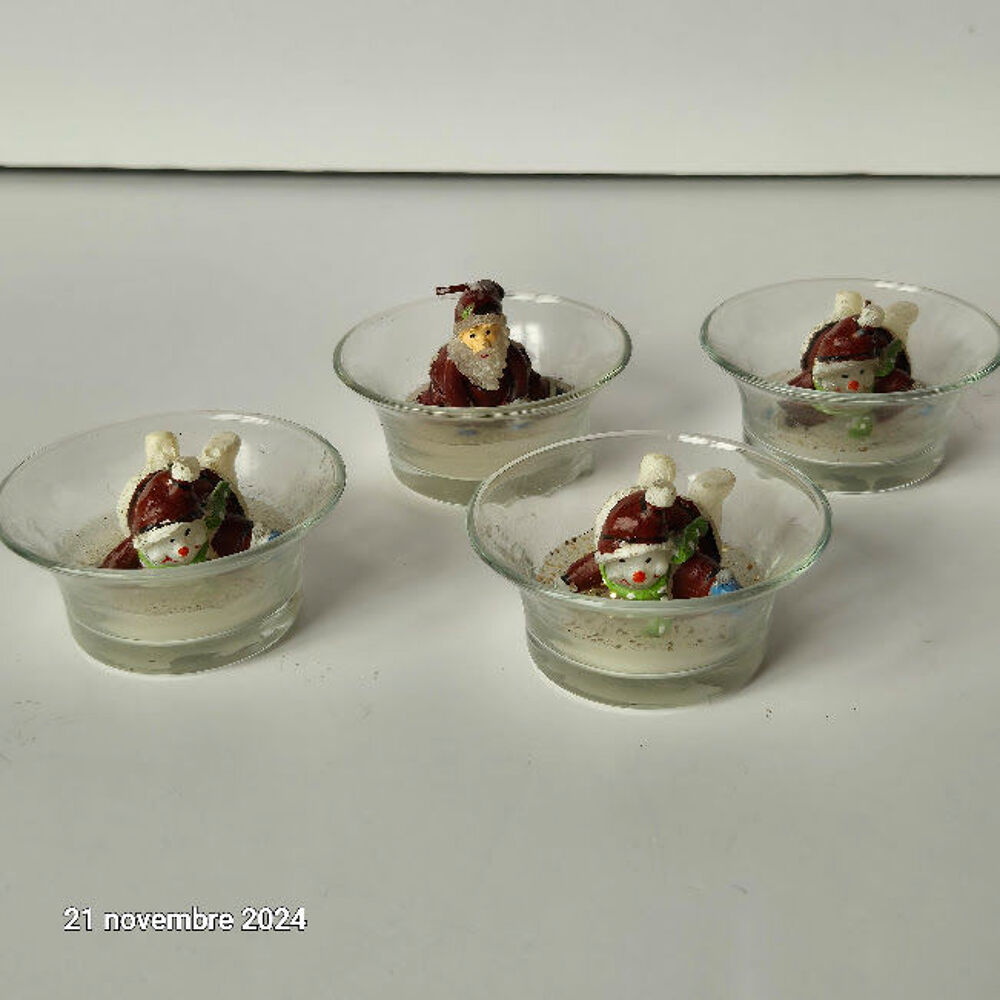Lot de 4 bougies p&egrave;re noel et lutin + 2 offertes dans de pet Décoration
