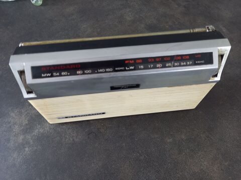 Ancien poste radio Standard Radio Corp Japan SR-Q832FL 30 Boisset-et-Gaujac (30)