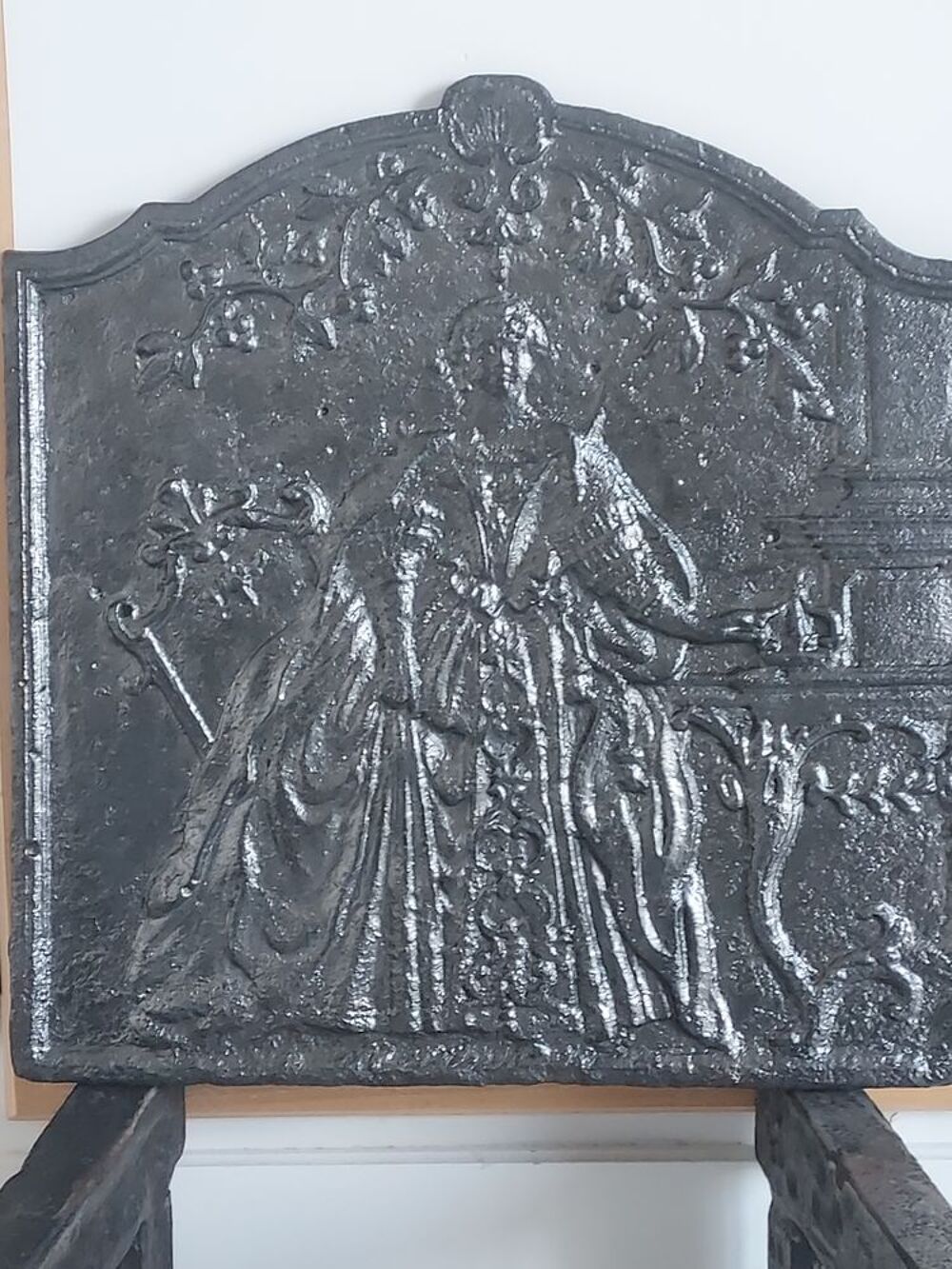 Chenets et plaque de chemin&eacute;e en fonte Décoration