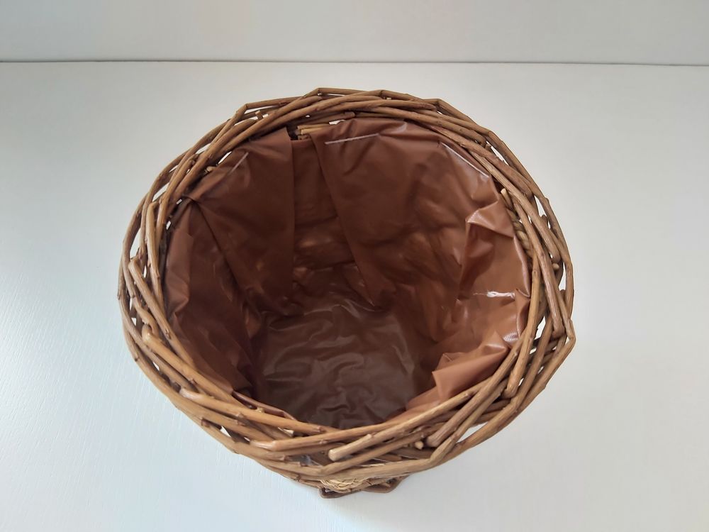 Petite corbeille ou panier en osier. Jardin