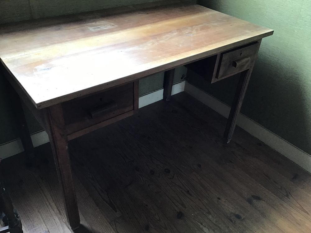 Bureau avec un tiroir de chaque cote
Meubles