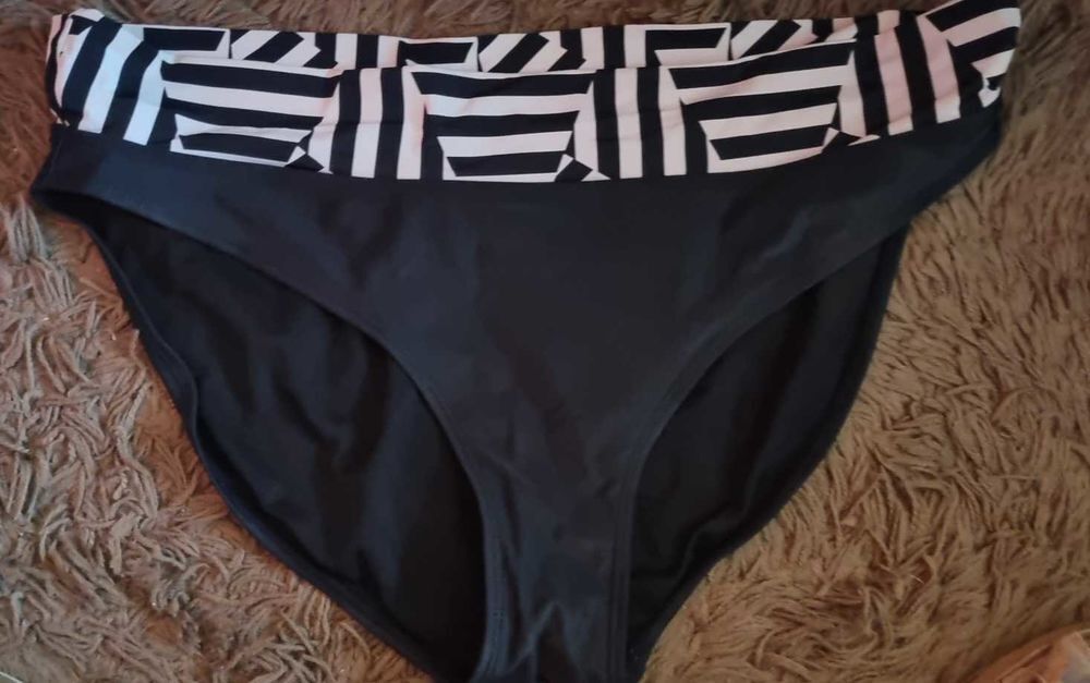 Maillot de bain 2 pi&egrave;ces. T44 haut et T46 bas Vêtements