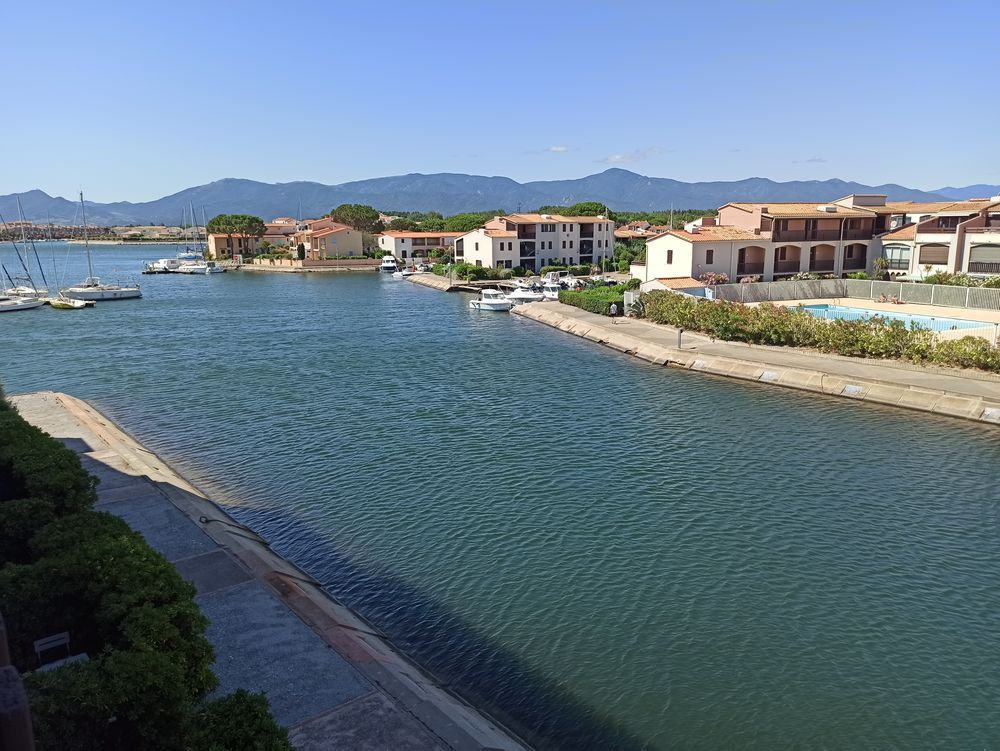   Beau T2 sur l'eau 4/5 pers.  Languedoc-Roussillon, St Cyprien Plage (66750)
