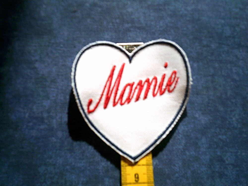 Ecusson Mamie brod&eacute; &agrave; coudre&Eacute;cusson Mamie brod&eacute; en forme de Décoration