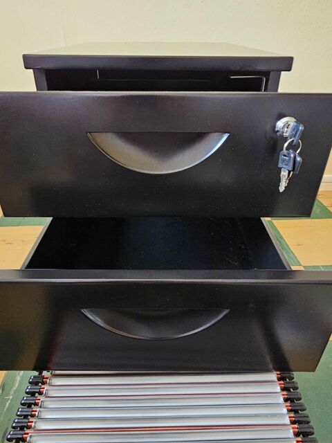 Meuble+� +roulettes.+Deux+tiroirs+et+un+grand+tiroir+pour+ranger+des+documents.+Longueur+50+cm.+largeur+39,5+cm.+Hauteur+70+cm 40 Morhange (57)