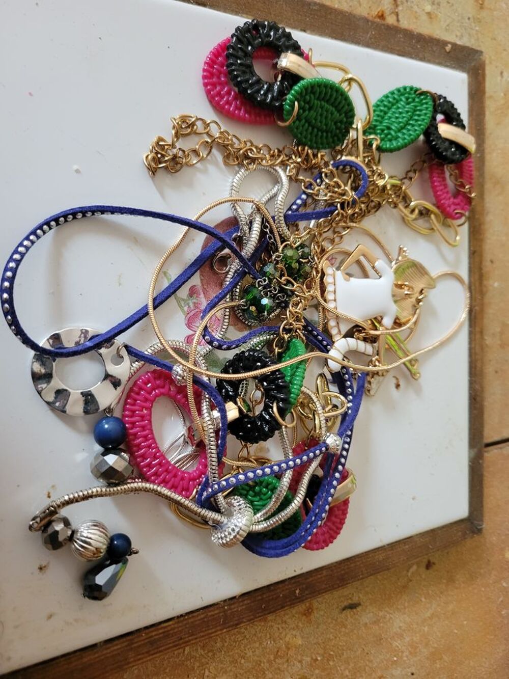 Colliers x4 et 1 bracelet femme occasion le lot de 5 pacotil Bijoux et montres