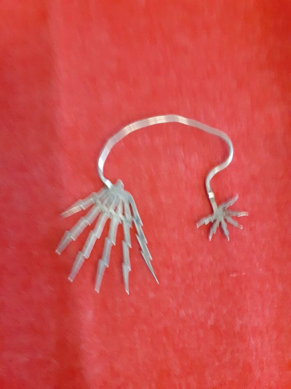 BIJOU D'OREILLE couleur argent Bijoux et montres