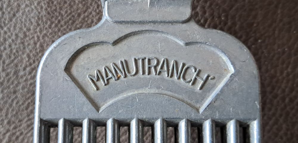 pince &agrave; r&ocirc;ti coupe viande vintage 
marque manutranche 

