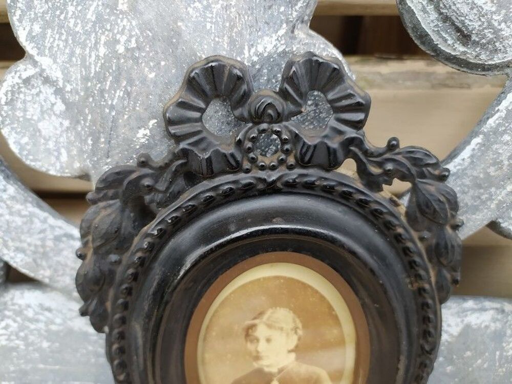 Cadre Photo Ovale XIX&egrave;me M&eacute;tal Repouss&eacute; Ruban et Laurier Décoration