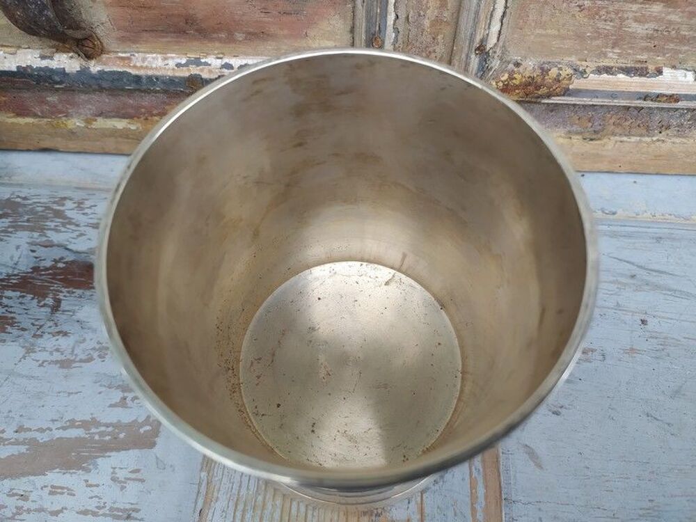 Ancien Vase Argent ou M&eacute;tal Cisel&eacute; Blason Style Anglais 