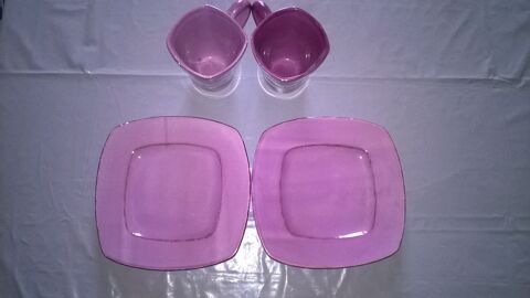 Service petit d�jeuner
Excellent etat
2 Mugs 
2 cm de haut 6 Talange (57)